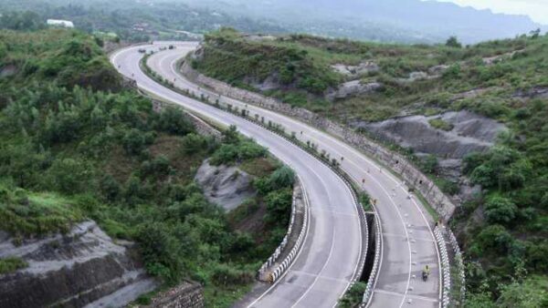 Jammu-Srinagar National Highway opened for small vehicles