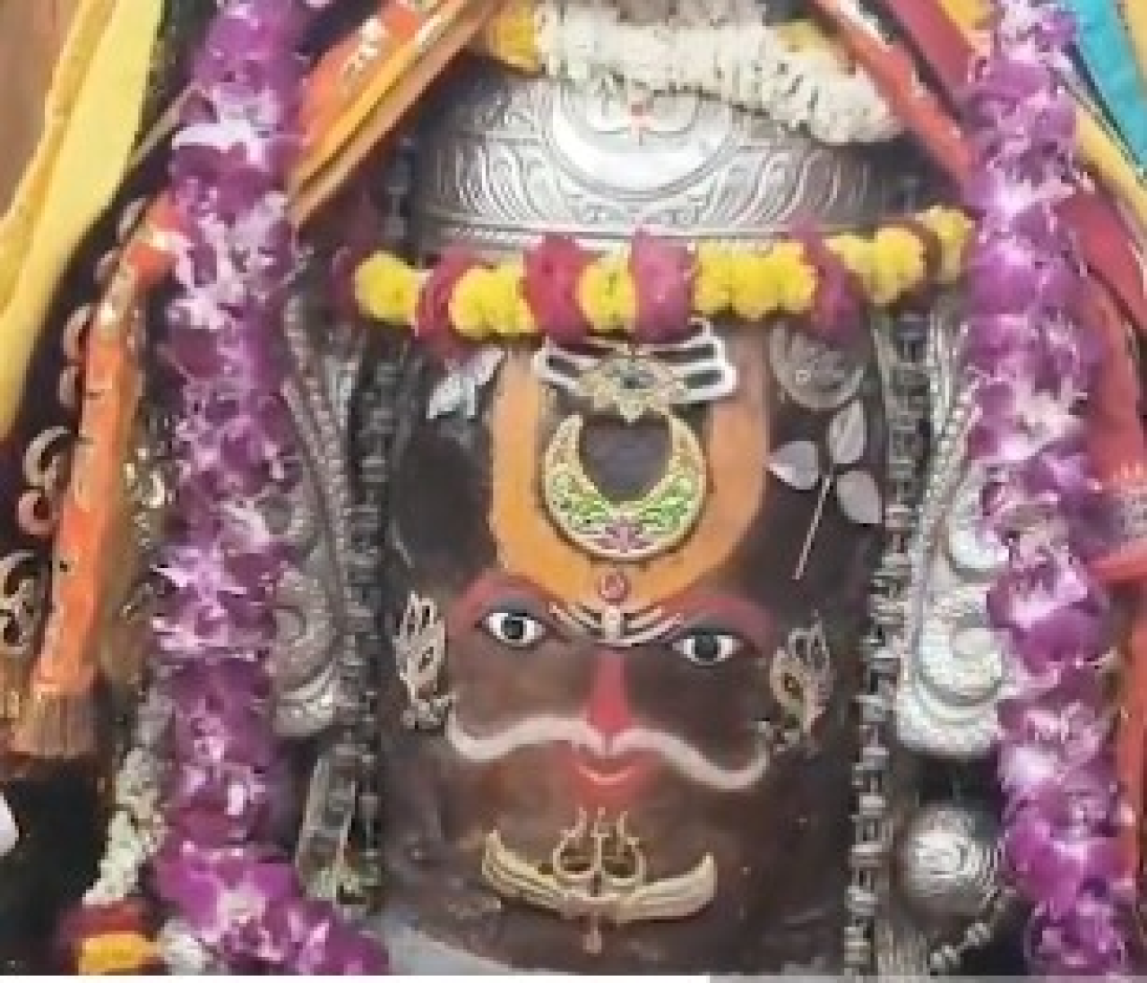 Divine Gathering at Mahakaleshwar Temple: Devotees Witness Bhasma Aarti