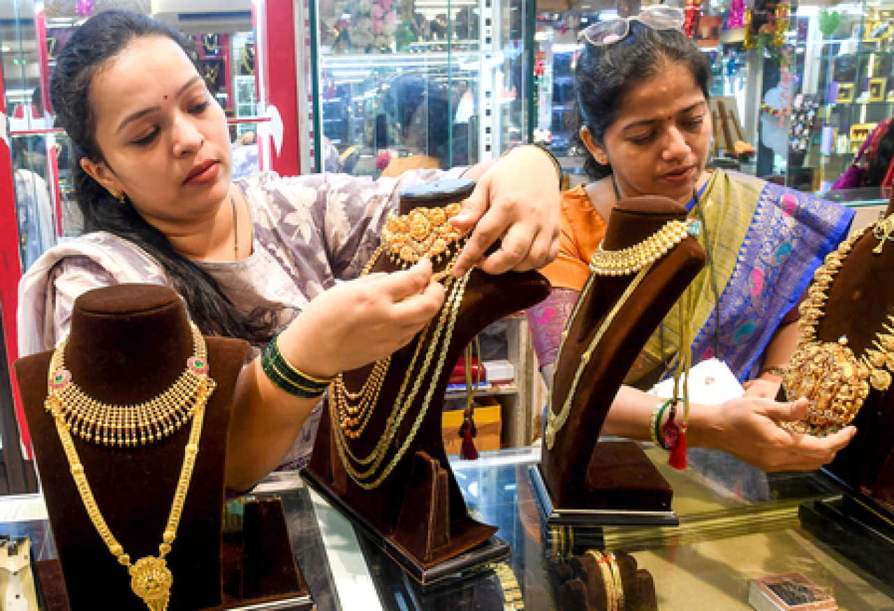 Gold and Silver Prices Decline Ahead of US Fed Decision