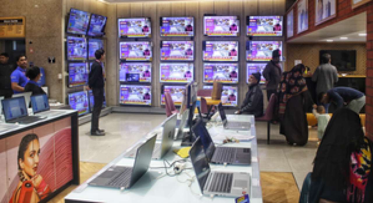 Indias Smart TV Shipments Remain Flat in 2025, Larger Screens and QLED Gain Market Share