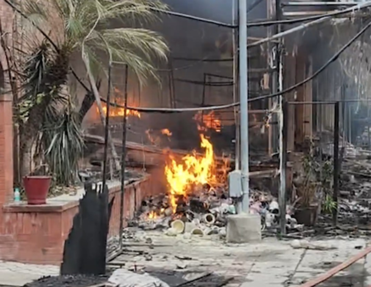 Massive Fire Breaks Out at Nature Market in New Delhi, Over 50 Shops Destroyed