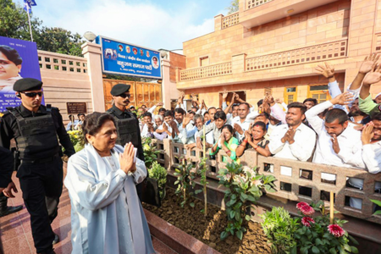Mayawati Criticizes SP, Calls PDA a Political Deception