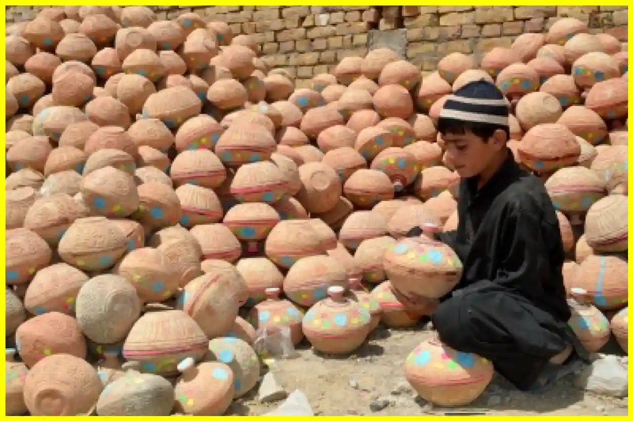 Pakistans Economy Faces Crisis Amid Claims of Stability: Report