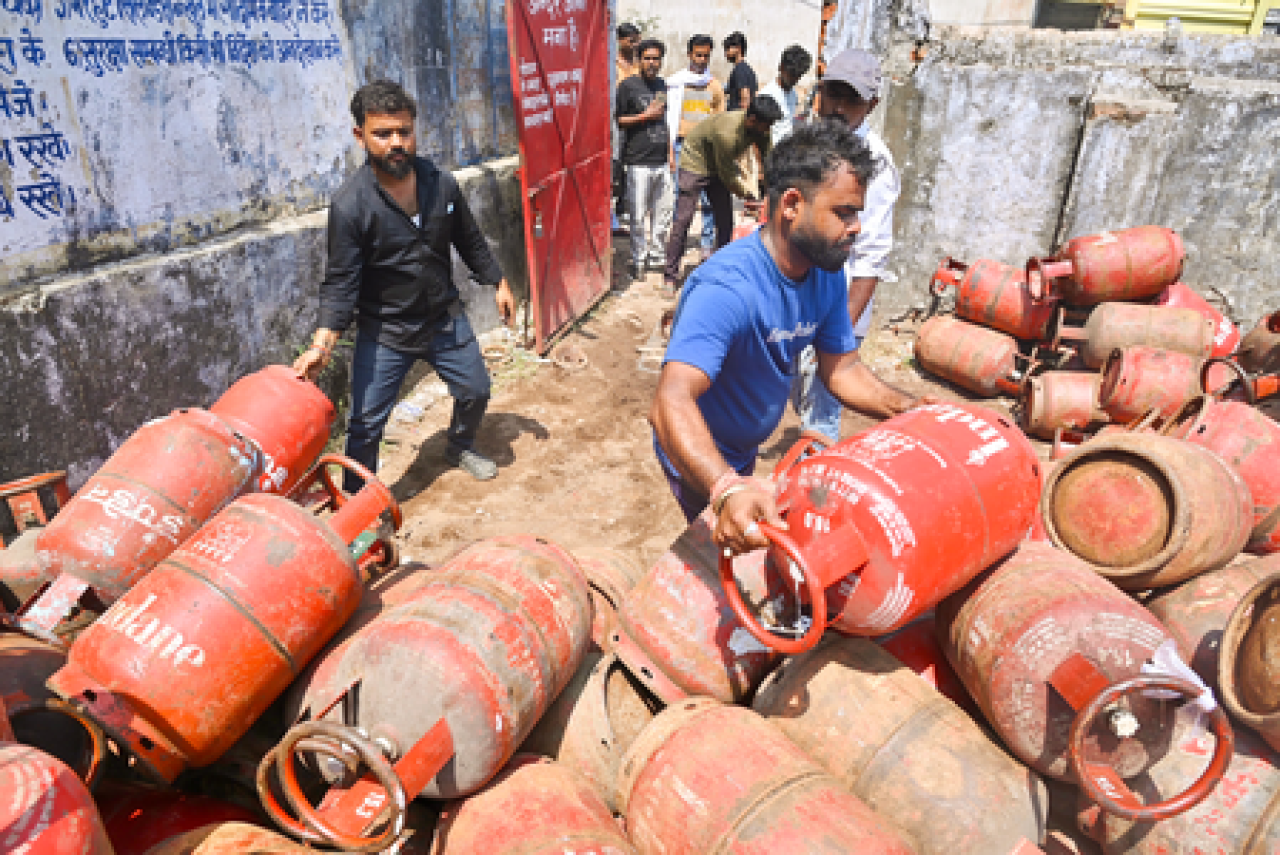 Rajgarh Collector Issues Order to Curb Misinformation on LPG Cylinder Distribution