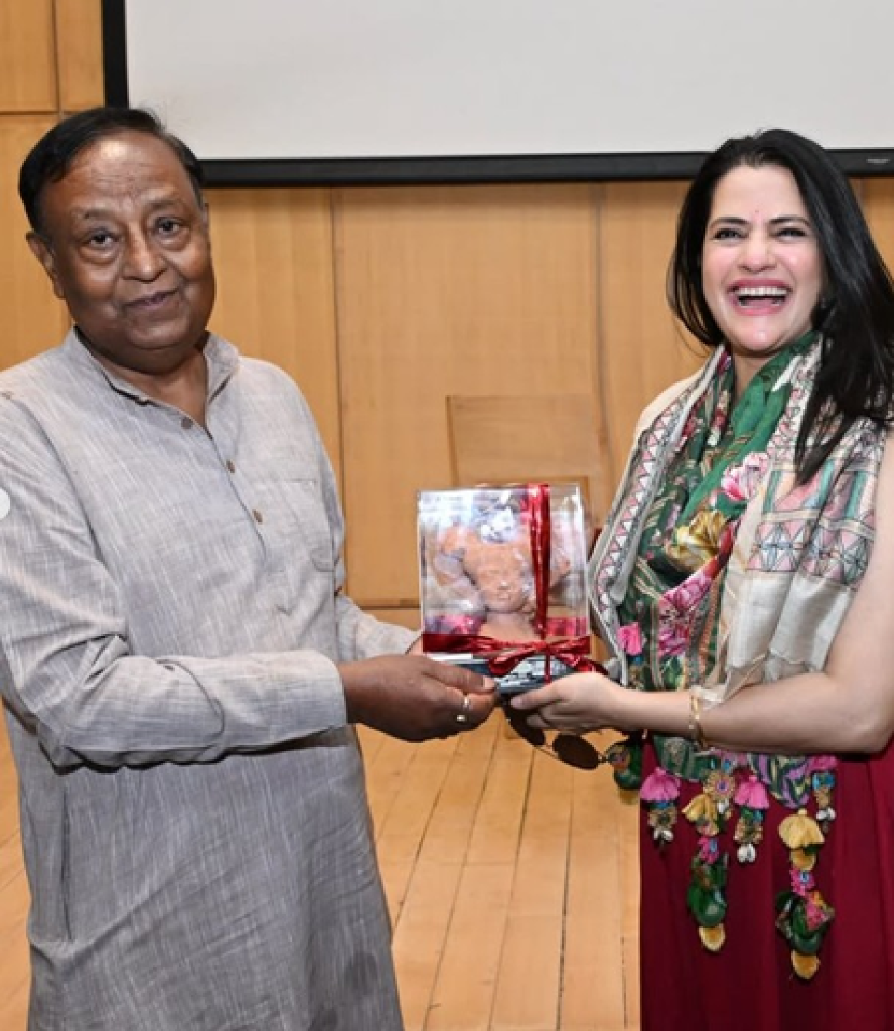 Sona Mohapatra Visits Bihar Museum, Showcases Indias Rich Heritage