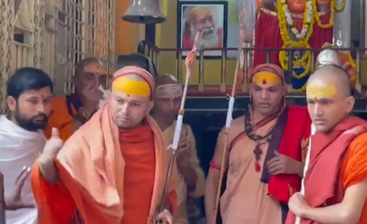Swami Avimukteshwaranand Launches Cow Protection Journey, Declares It a Religious War