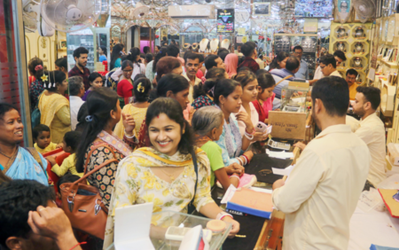 Tensions Between the US and Iran Pressure Precious Metals, Gold Drops Over 0.50%