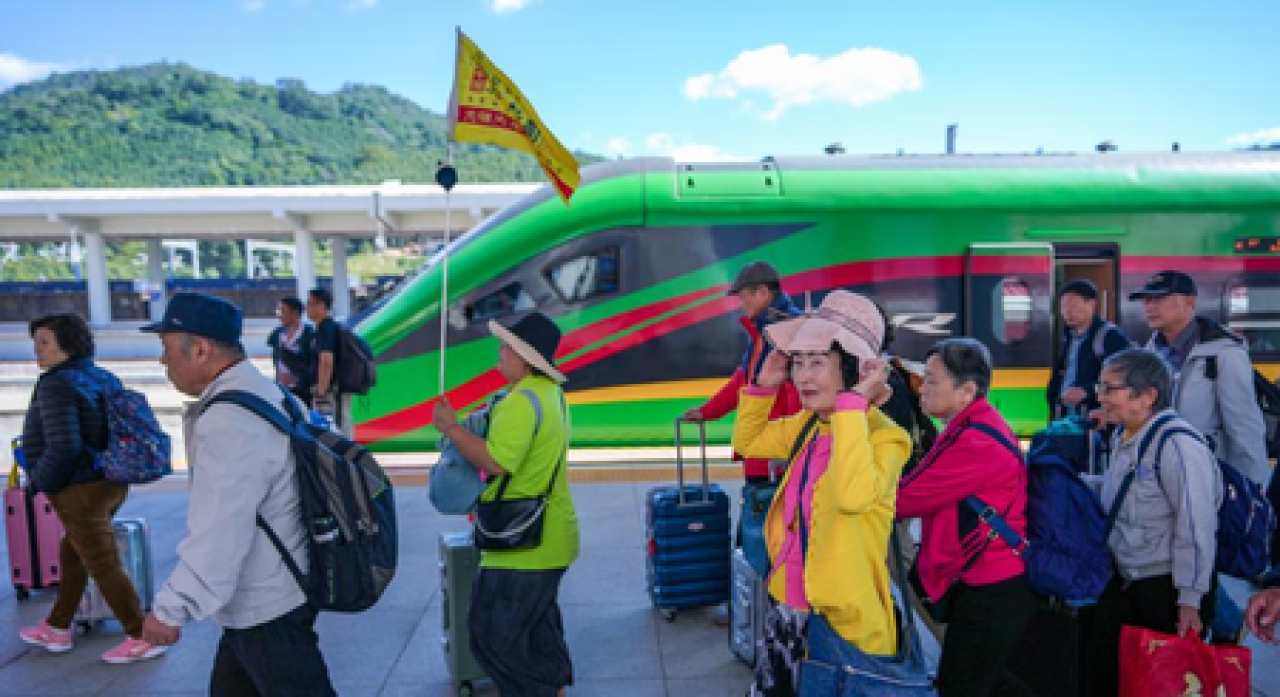 China-Laos Railway Serves Over 800,000 Cross-Border Passengers in Three Years