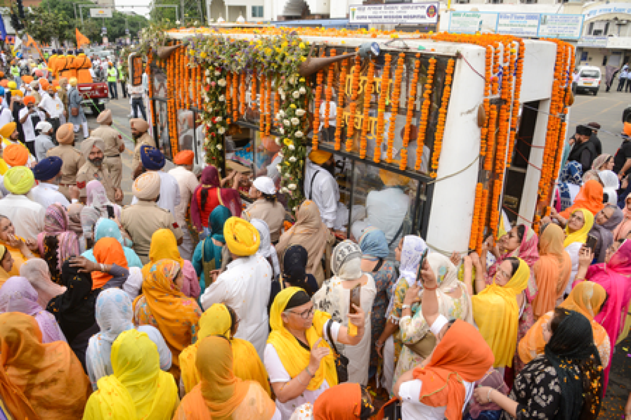 Massive Crowd Gathers at Golden Temple for Baisakhi Celebrations