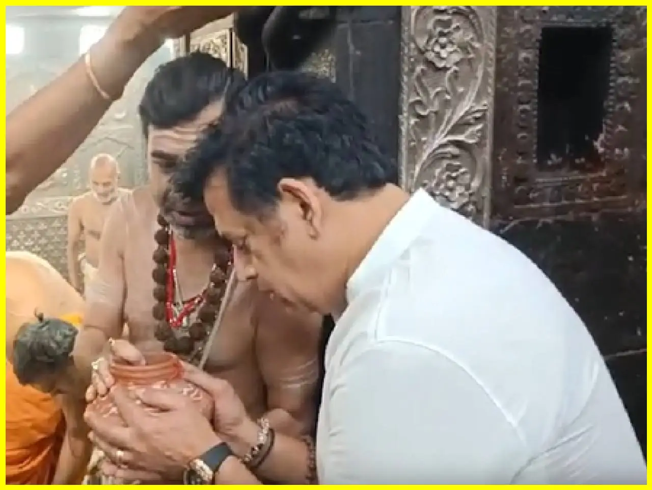 Ravi Kishan Visits Mahakal Temple, Awed by Divine Splendor