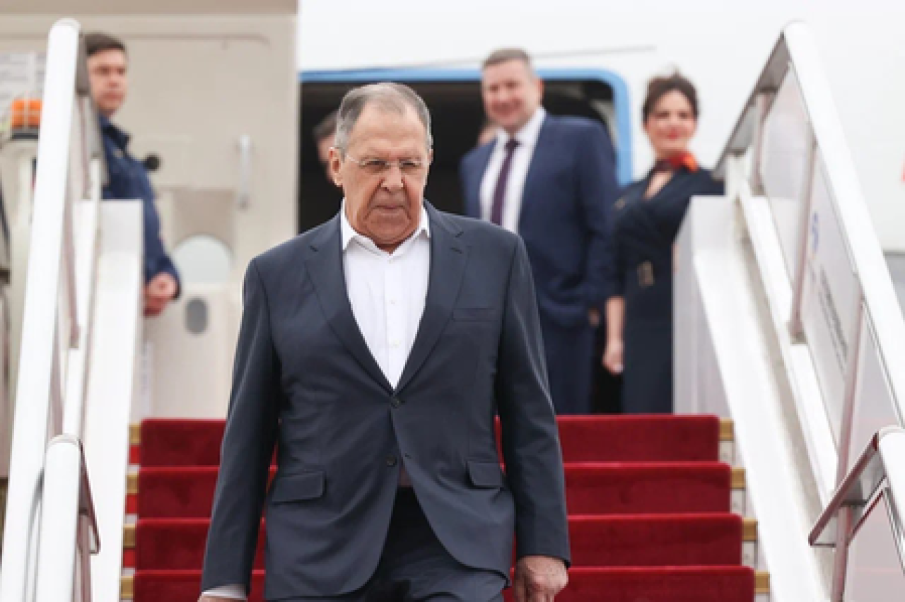 Russian Foreign Minister Lavrov Begins Two-Day Visit to China Amid Ongoing Conflicts in West Asia
