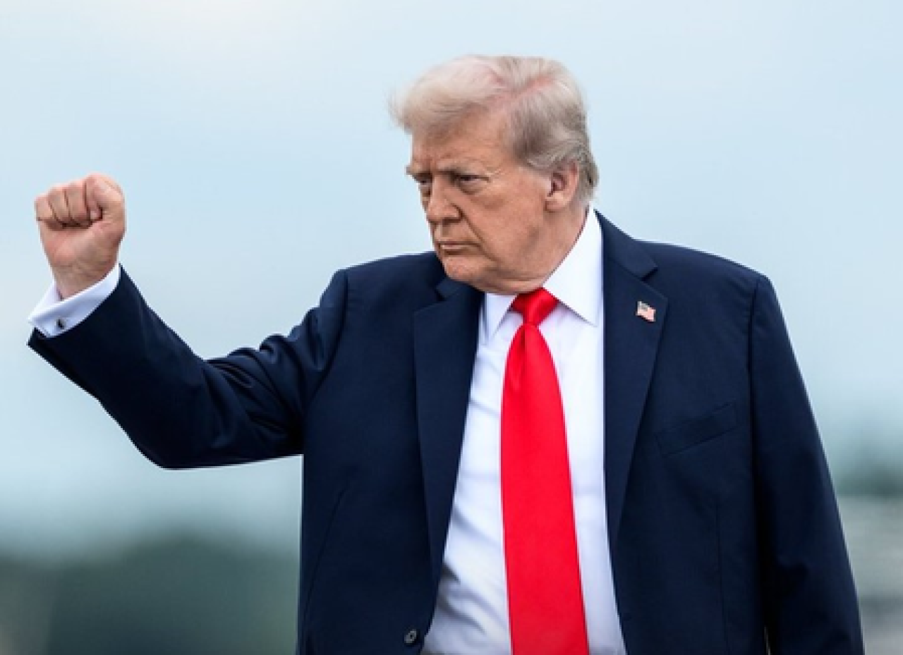 Trump Highlights Economic Achievements at Arizona Rally, Targets Opponents