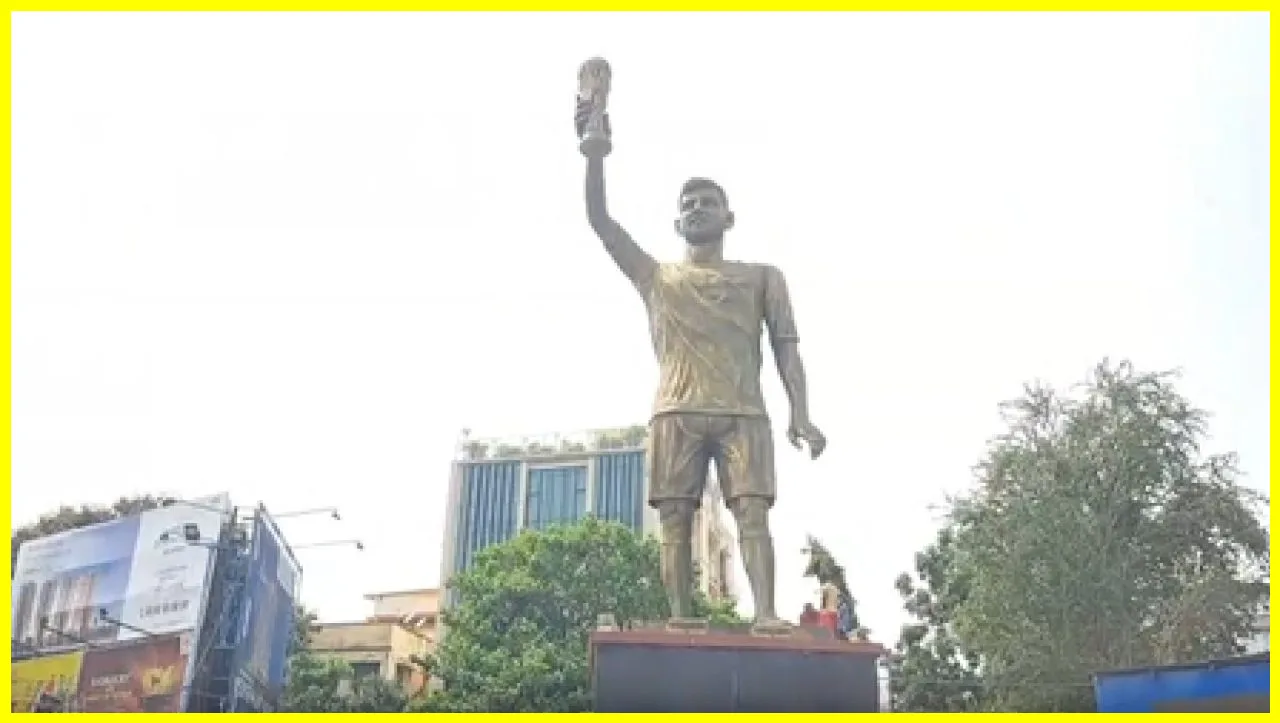 Lionel Messis Wobbly Statue in Kolkata Symbolizes TMCs Decline
