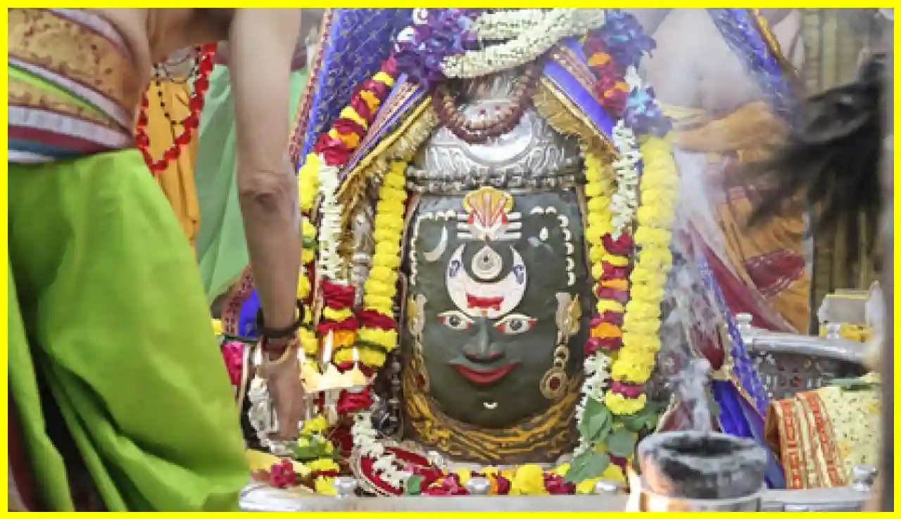 Spatacula Devotees Gather in Ujjain for Spectacular Bhasma Aarti at Mahakaleshwar ...